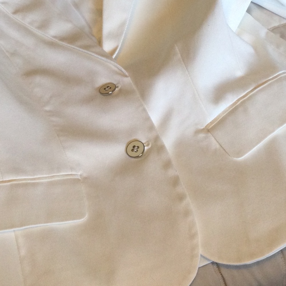 NWT stunning white Bermuda shorts suit. Size 10